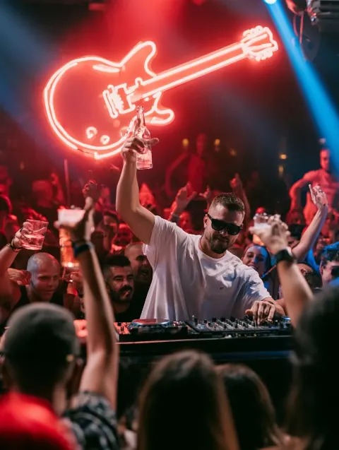 Live DJ every Friday and Saturday night en Hard Rock Cafe Tenerife, Playa de las Américas: cartel del evento en Tenerife